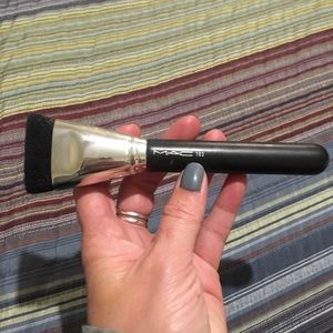 MAC 163 synthetic flat contour brush